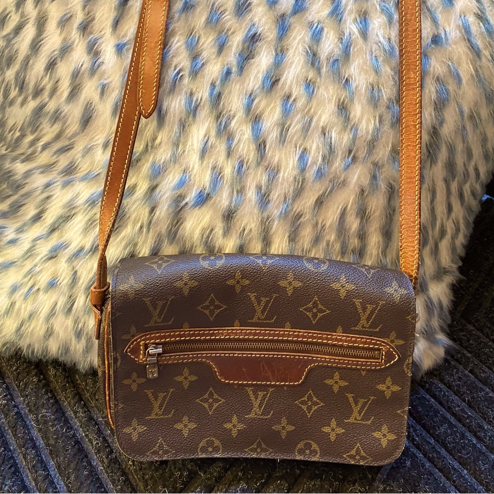 Authentic Louie Vuitton crossbody bag